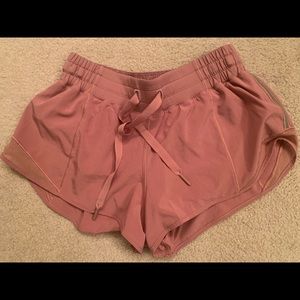 Size 4 Lululemon Hotty Hot Short. Never worn! 2.5” inseam